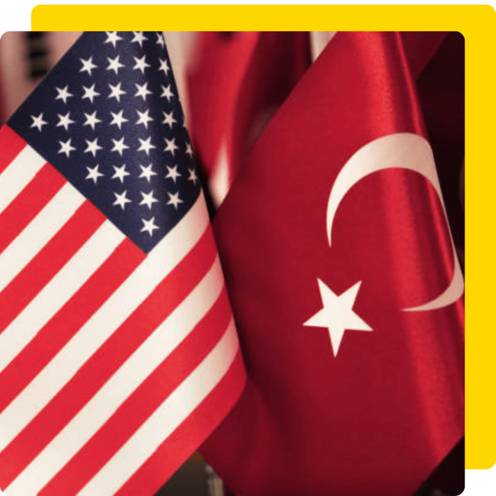Bandeira dos Estados Unidos ao lado da bandeira da Turquia.